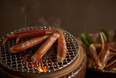 焼き蟹は料理人が丁寧に炭火焼きして提供します