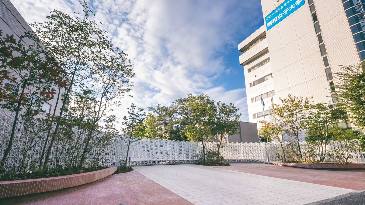 100周年事業の集大成として正門をリニューアル 卒業生の永山祐子氏が設計 -- 昭和女子大学