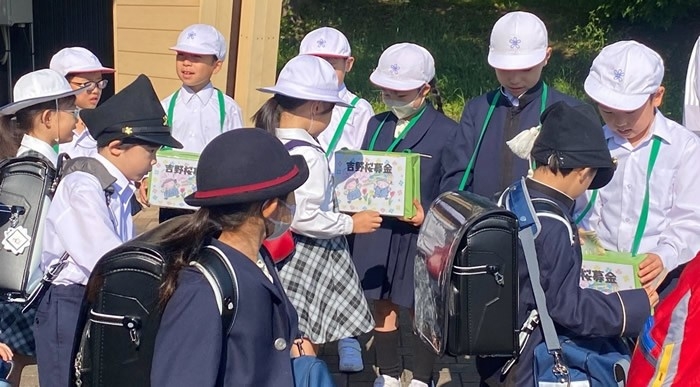 近畿大学附属小学校2年生が「吉野の桜募金運動」を実施　美しい一目千本の桜を守るため「吉野の桜を守る会」に贈呈