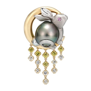 バロックパールをウサギに見立てたブローチ兼ペンダントトップ。月に棲むウサギをイメージして。