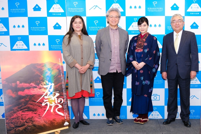 左から、川村久恵氏(旭川アイヌ協議会)、菅原浩志監督、吉田美月喜氏(主演俳優)、松岡市郎東川町長