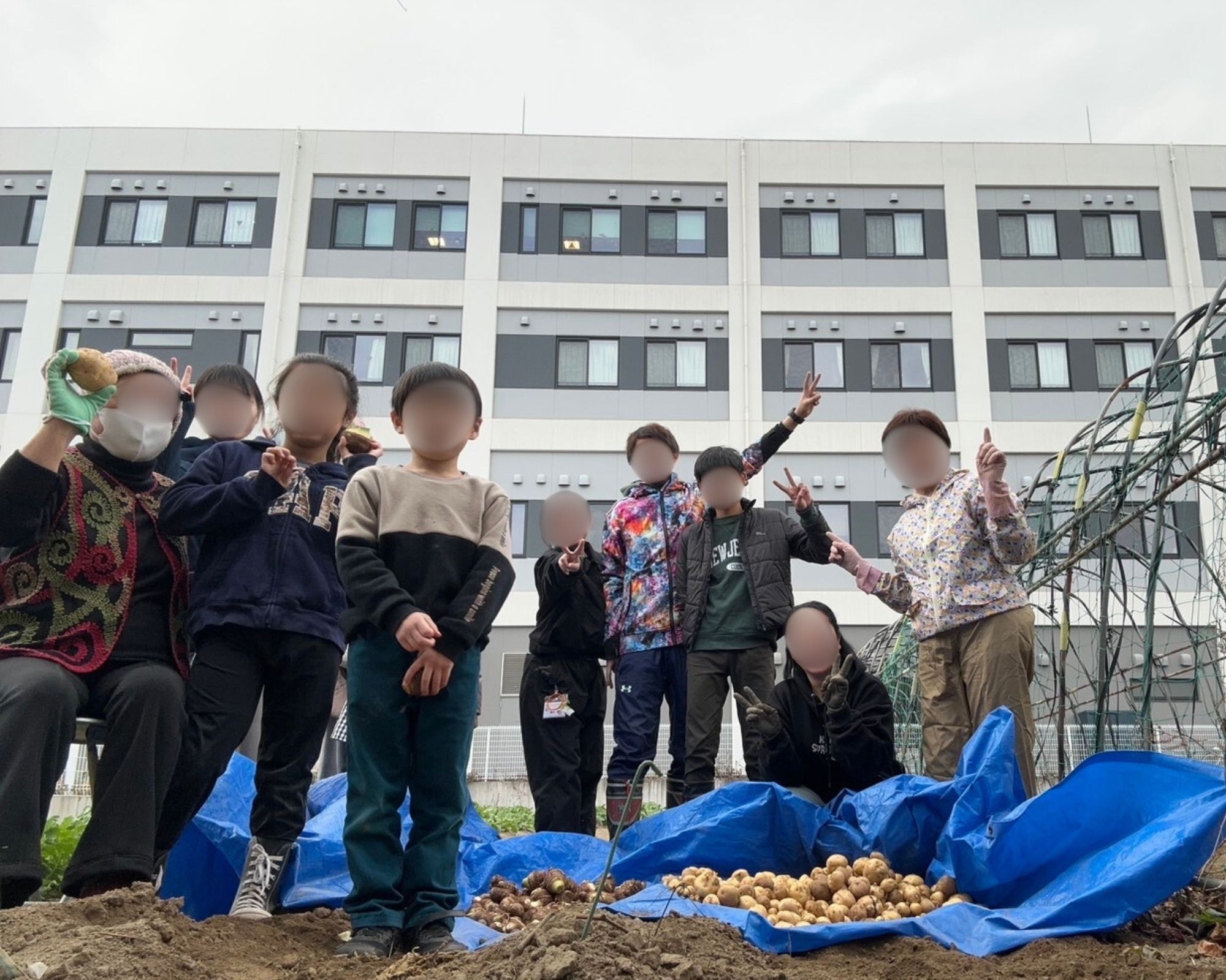 病院が畑でつくる、もう一つの“居場所”世代を超えた交流が生まれた「こうのすえん」収穫イベントを開催