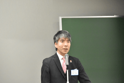 講演する鈴村教授