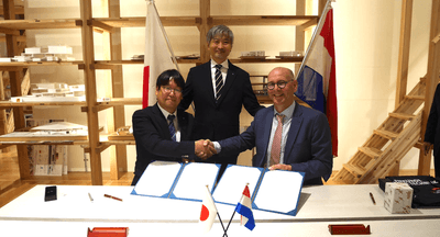 学部間協定締結時の記念撮影の様子　左から、近畿大学建築学部長　野田博、近畿大学副学長　岩前篤、HAN応用科学大学建築環境学部長 Frank Spuij（フランク　スパウイ）氏