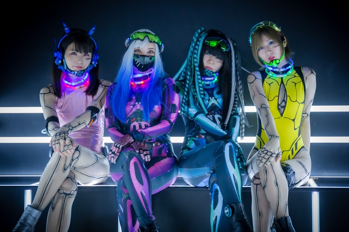 圧巻のサイボーグ姿(左から)若木萌、星名こはく、RK、美東澪