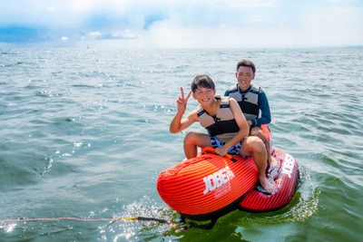 バナナボートで仲間と楽しい思い出を