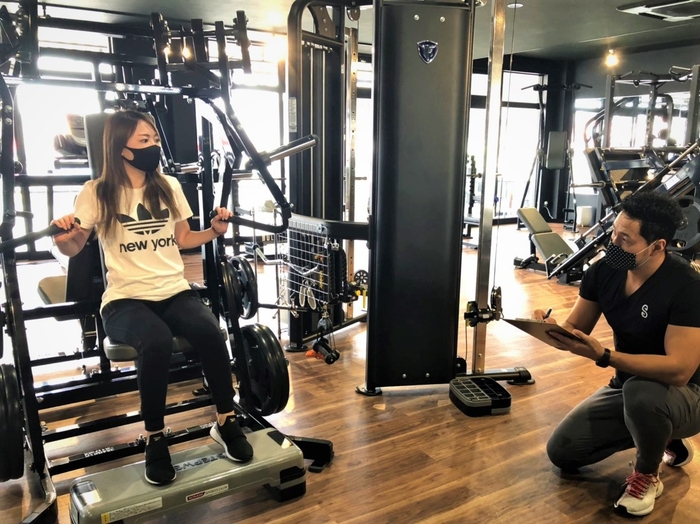 オープンスペースで月会費のみで受けられる“セミパーソナル”付き!