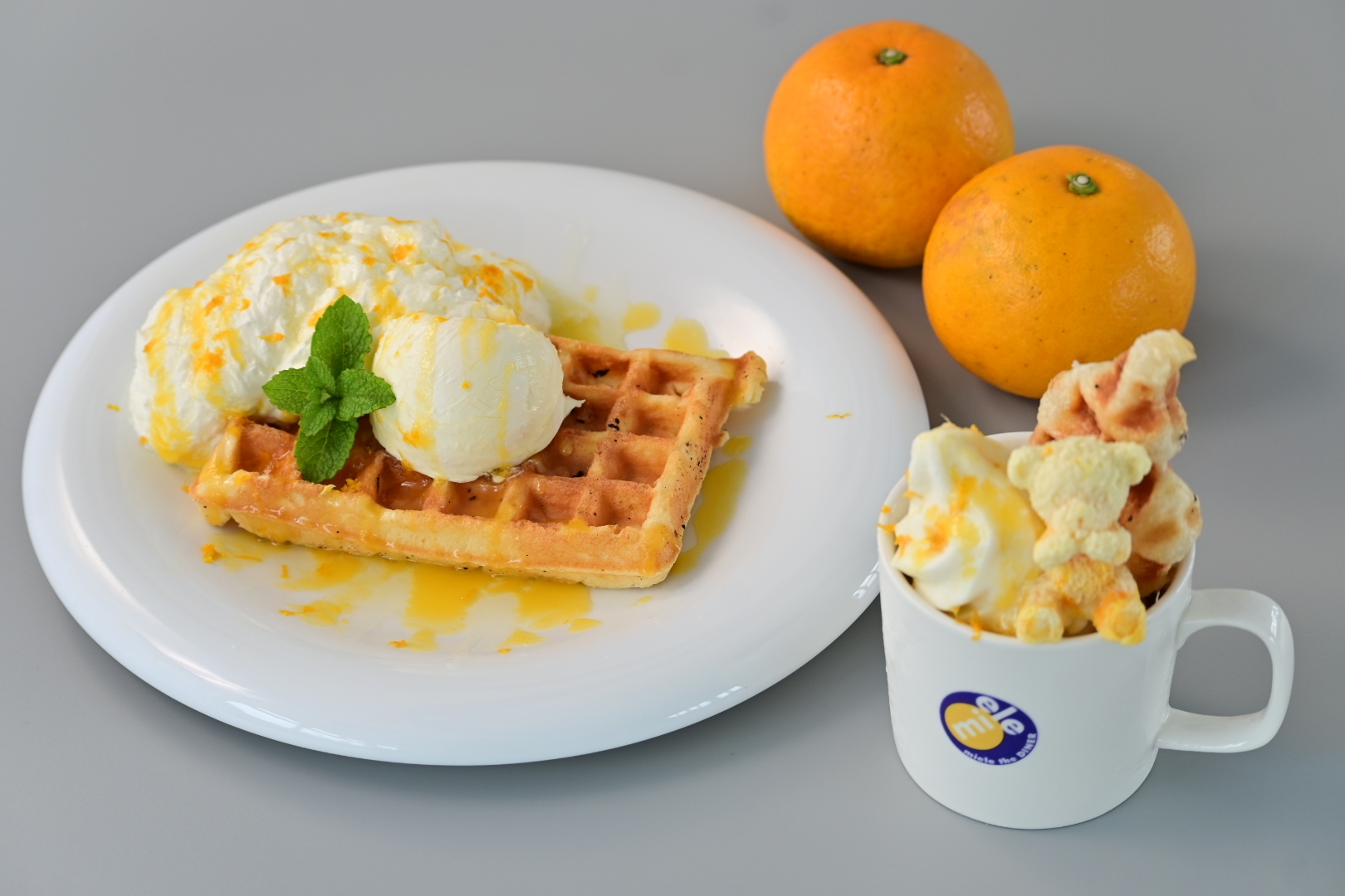 ▲『淡路島なるとオレンジのワッフル』(左) 『淡路島なるとオレンジのDINER’S SANDAE』(右)