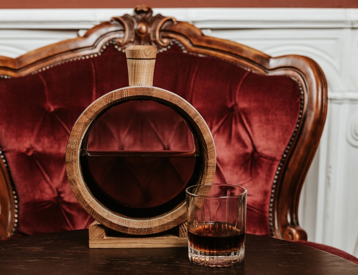 強化ガラス×オークの構造で、見た目にも楽しい透明熟成樽