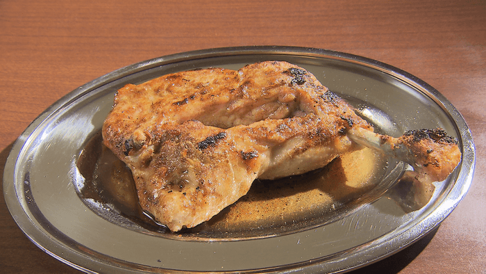 丸亀市発祥のグルメを堪能!骨付鳥「一鶴」