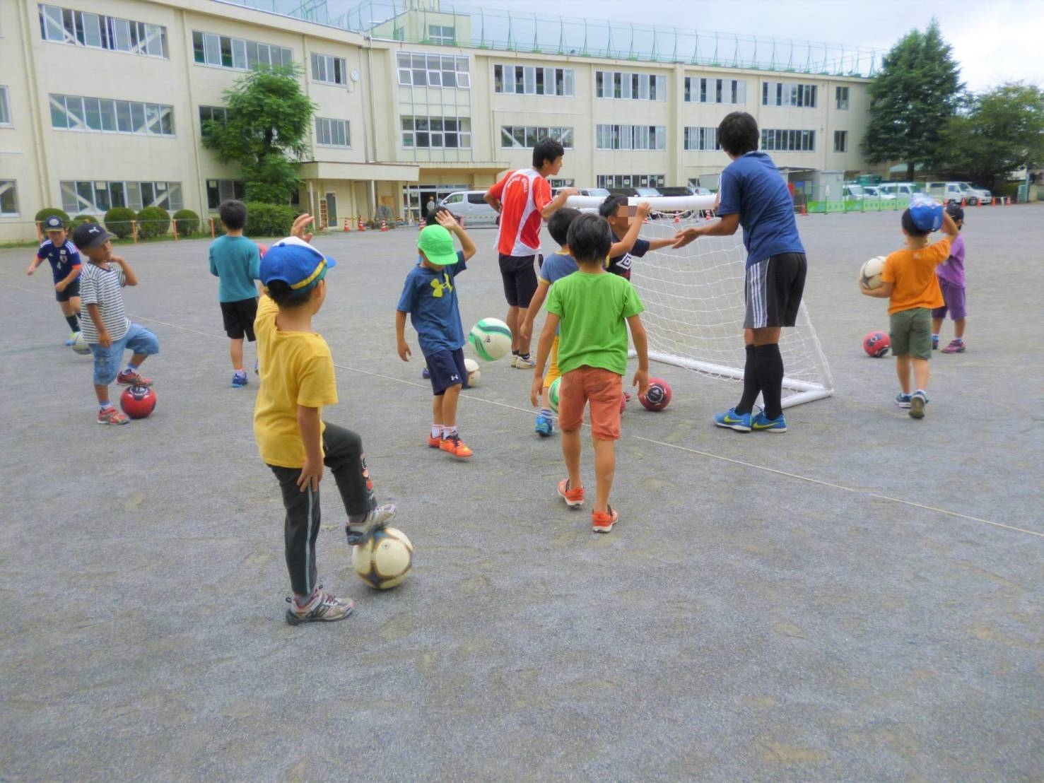 アンフィニ在籍の講師によるサッカー教室。元気よく遊ぶ子どもたち!