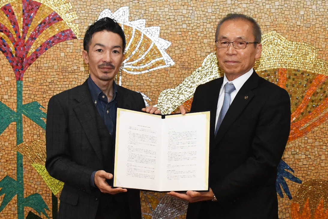 写真左:山本代表社員/右:松戸徹市長 1