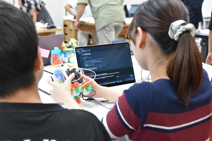 プログラミング言語の「C言語」の画面を見ながら調整