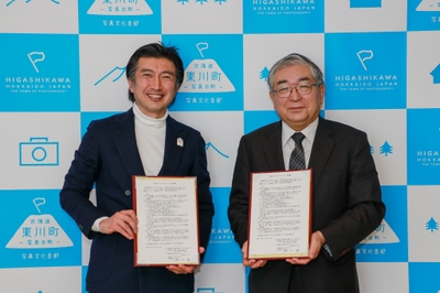 締結式の様子。株式会社R-body project 鈴木 岳.氏（左）、東川町長 松岡市郎（右）