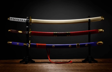 TVアニメ『ONE PIECE』より、 麦わらの一味の剣士「ロロノア・ゾロ」の愛刀が 約1/1サイズの3本セットで登場！