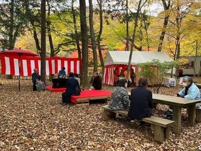野点の様子（写真は紅葉の時期）