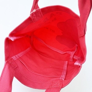 日焼け姿のマイメロディのバッグ