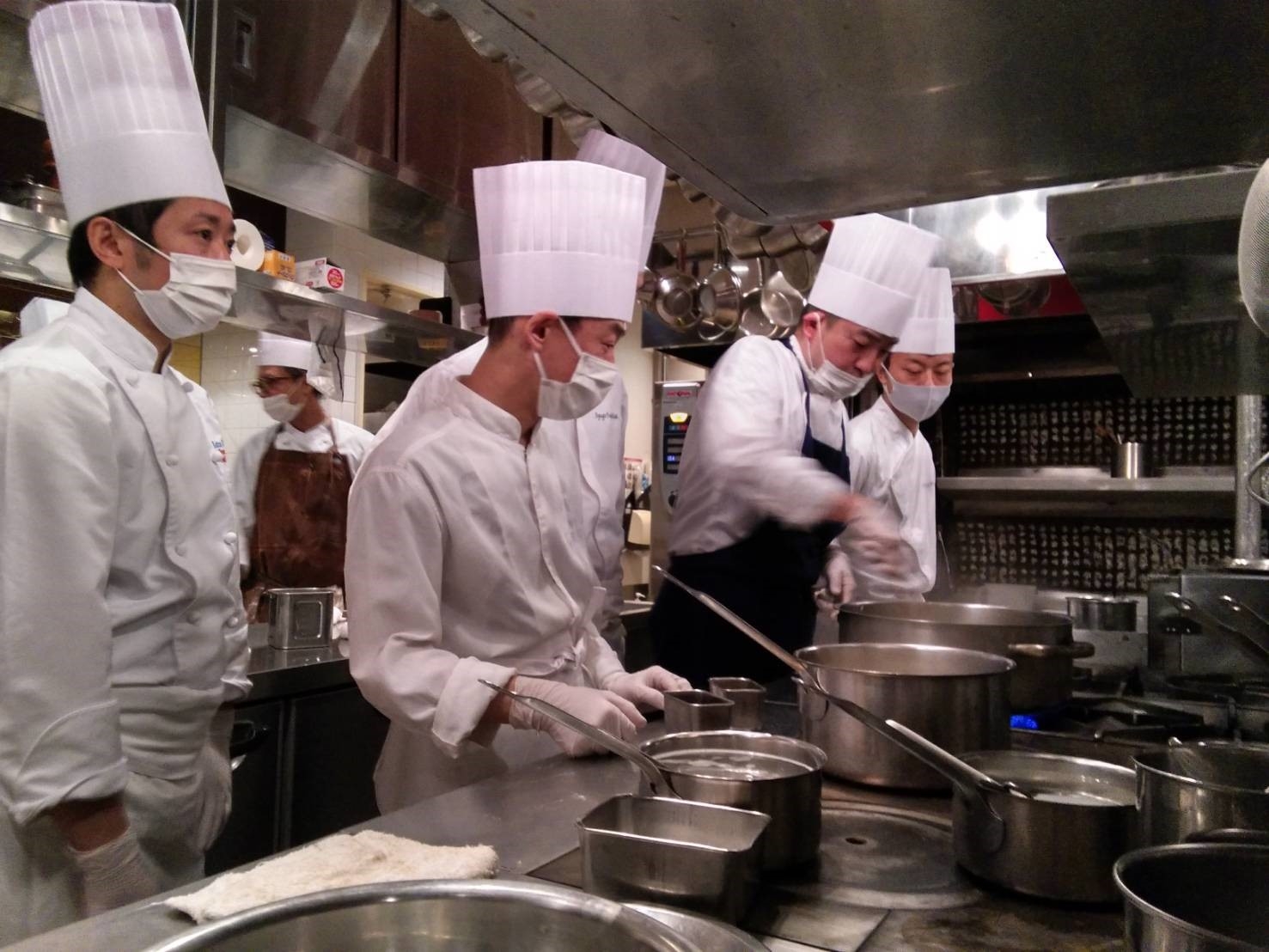 ポール・ボキューズ各店のシェフが集まり、最高に美味しいスープを考案。