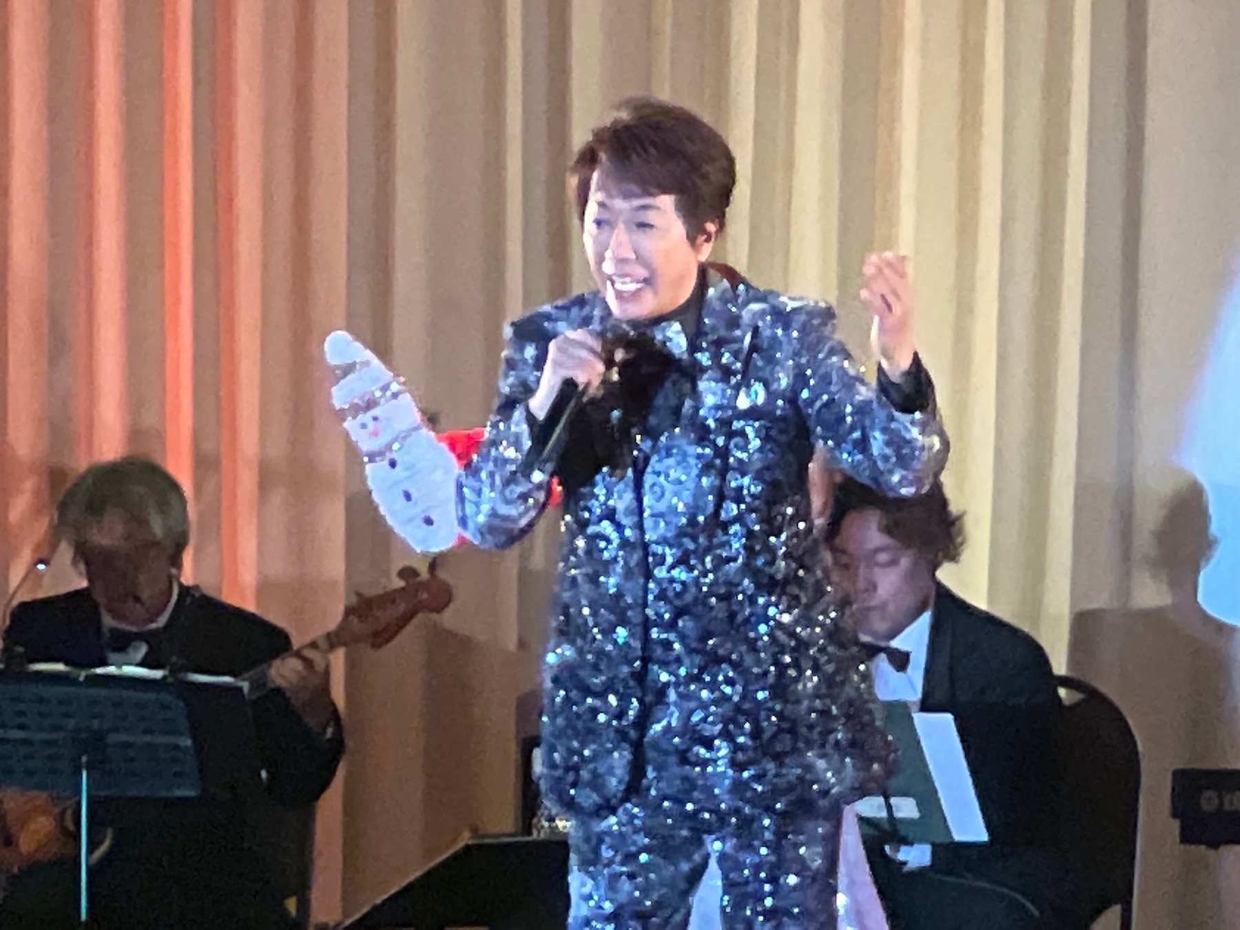 浜 博也、クリスマスディナーショーを開催!円熟のボーカルでファンを魅了!