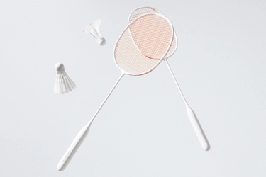 アートのような造形美！NEWデザインのバドミントン新発売。日常に“アーバン”なレジャーを。