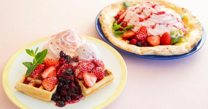 ▲『淡路島産いちごワッフル』(左)、『淡路島産いちごピッツァ』(右)