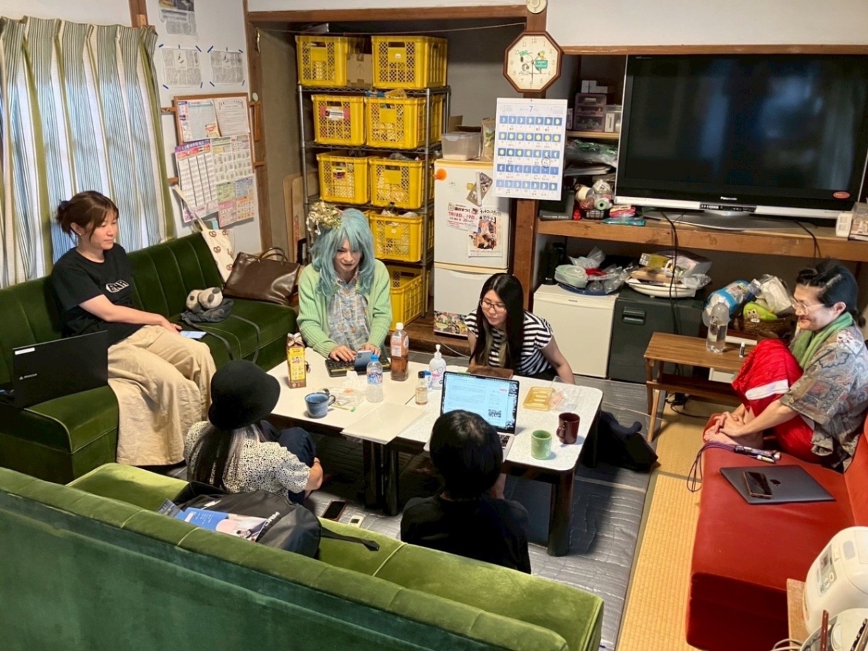 △清島アパート2階共有部屋でお話している今年度入居者たち