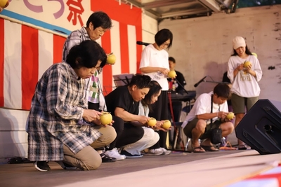 昨年の梨皮むきゲームの様子