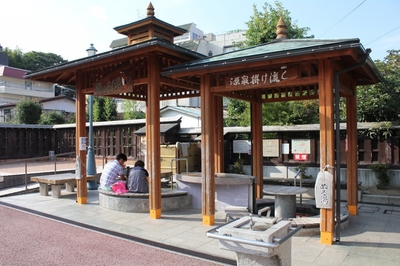 「あつ湯」と「ぬる湯」、更には「ペットの湯」まである『鶴の足湯』は観光客に大人気スポット！