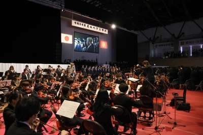 管弦楽団の演奏とはもりねの歌声で学歌を斉唱