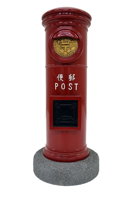 1912年に採用された丸形庇付ポスト(模型)(郵政博物館提供)
