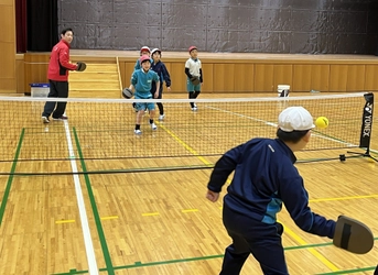 映画館でスポーツ体験！？「新スポーツ『テニピン』を楽しもう！～オリジナルラケット作り＆ストラックアウト～」イベント開催