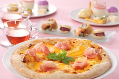 桃のピザ　（2名につき1枚ご提供）