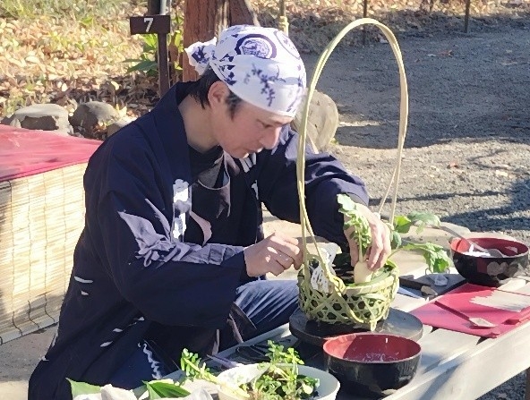 献上七草籠制作の様子(昨年度の様子)