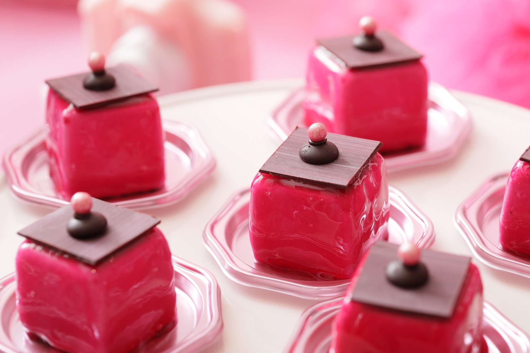 ▲旬の赤桃を使った香水瓶をモチーフにした赤桃ムース~パフューム~