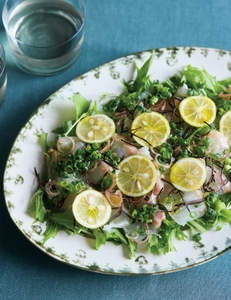 刺し身でひとくふう。残った葉野菜と塩昆布、オイルで「鯛の適当カルパッチョ」。スパークリングワインにも合うヒット作