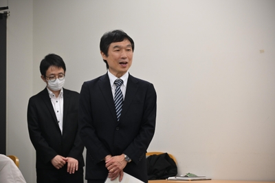 冒頭であいさつする勝浦教授