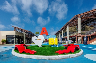 瀬長島ホテルから車で約7分の沖縄アウトレットモールあしびなー