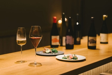 【リニューアル1周年記念】8種のナチュラルワインと薪火料理、自分だけのペアリング体験プランを提供開始 京都「HOTEL&湖邸 艸花 -そうか-」