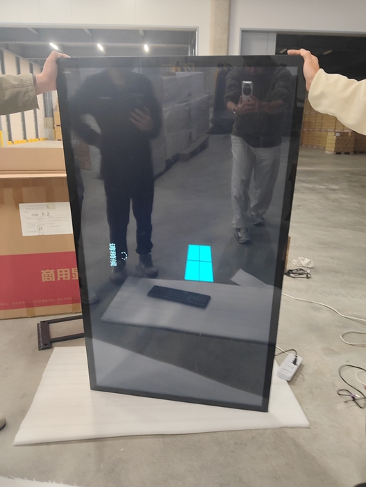 寄贈品(65インチPC内臓タッチモニター)