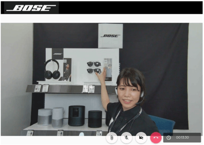 オペレーターが専用のスタジオから製品について説明します