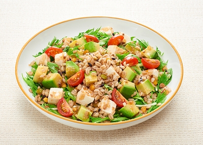 （調理例） もち麦と豆腐とアボカドのグレインズサラダ