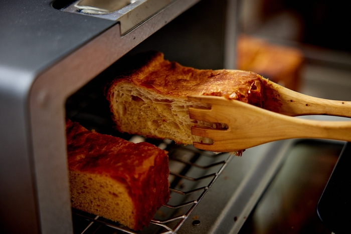 店内でリベイク。温かいうちにお召し上がりください。