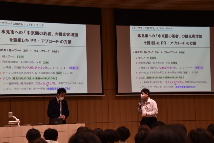 提案された観光客増加策を聞く岩坪さん(左)と森助教