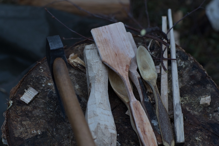 現地の材料を使ったクラフト