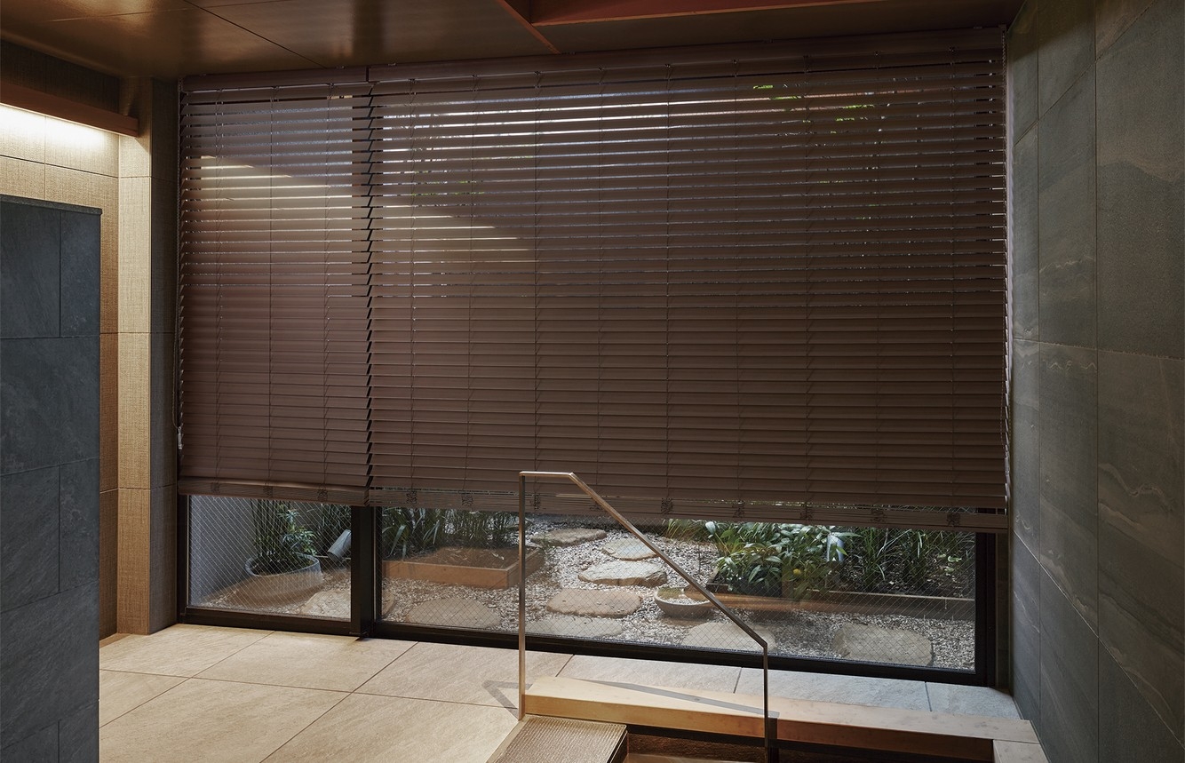 ウッドブラインド:天然木の風合いが空間に温かみと高級感を演出。来客スペースや役員室におすすめです。