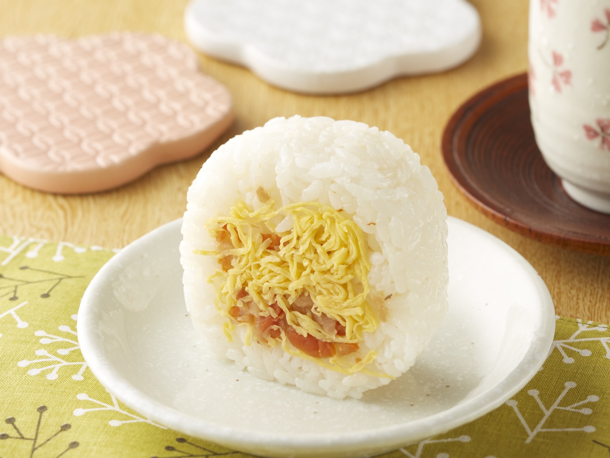 本体価格98円※1の まる寿司「だし五目ちらし」「高菜漬」 口どけなめらかなカスタードクリームを使用 「とろけるクリームパン」 2月25日(火)新発売!