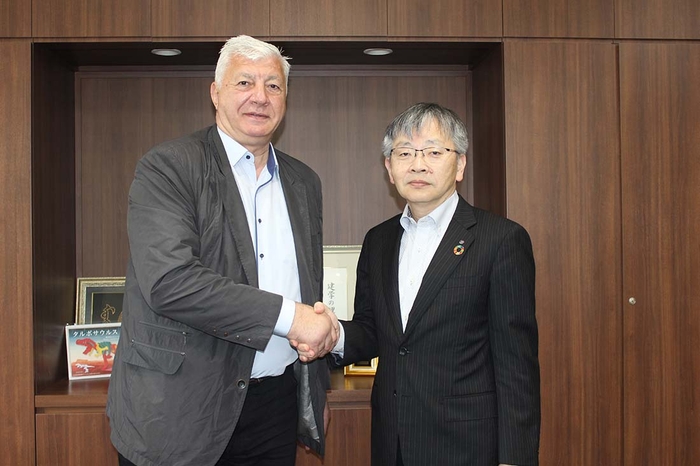 平野学長(右)とがっちり握手するディミトロフ市長(左)