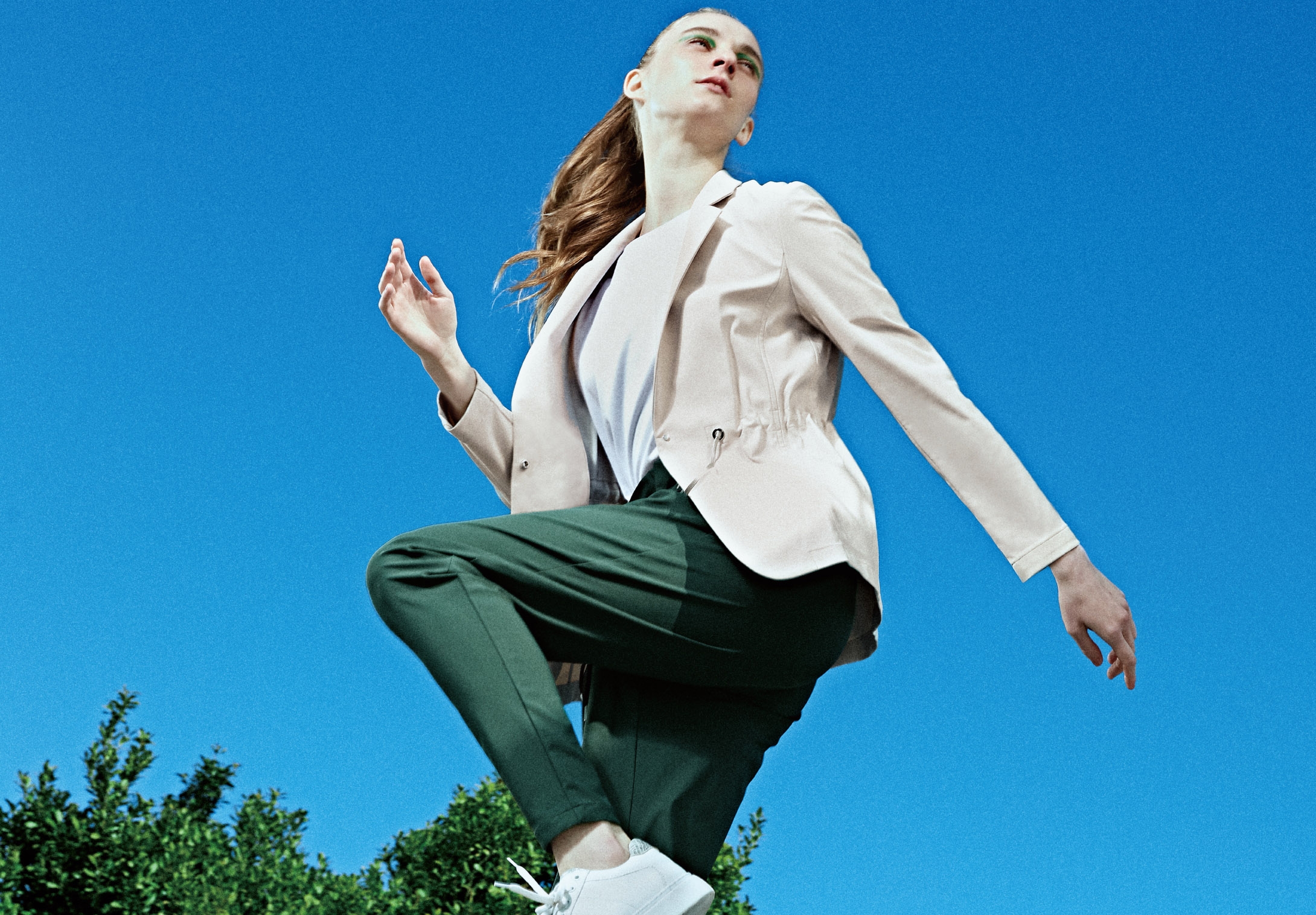 ジャケット 37,400円 パンツ 24,200円(すべて税込) カラー:グレージュ・グリーン