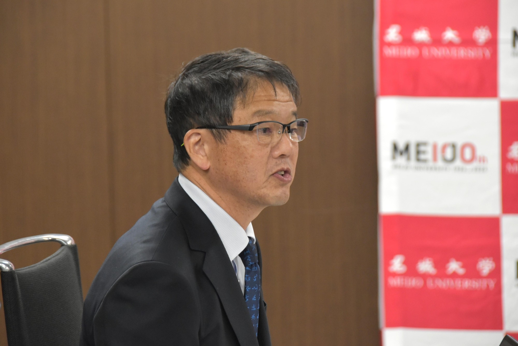 意見交換する冨岡徹 外国語学部長