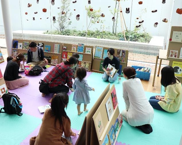 近畿大学アカデミックシアターで第2回「えほんのひろば」開催　近畿大学 × 大阪府教育委員会